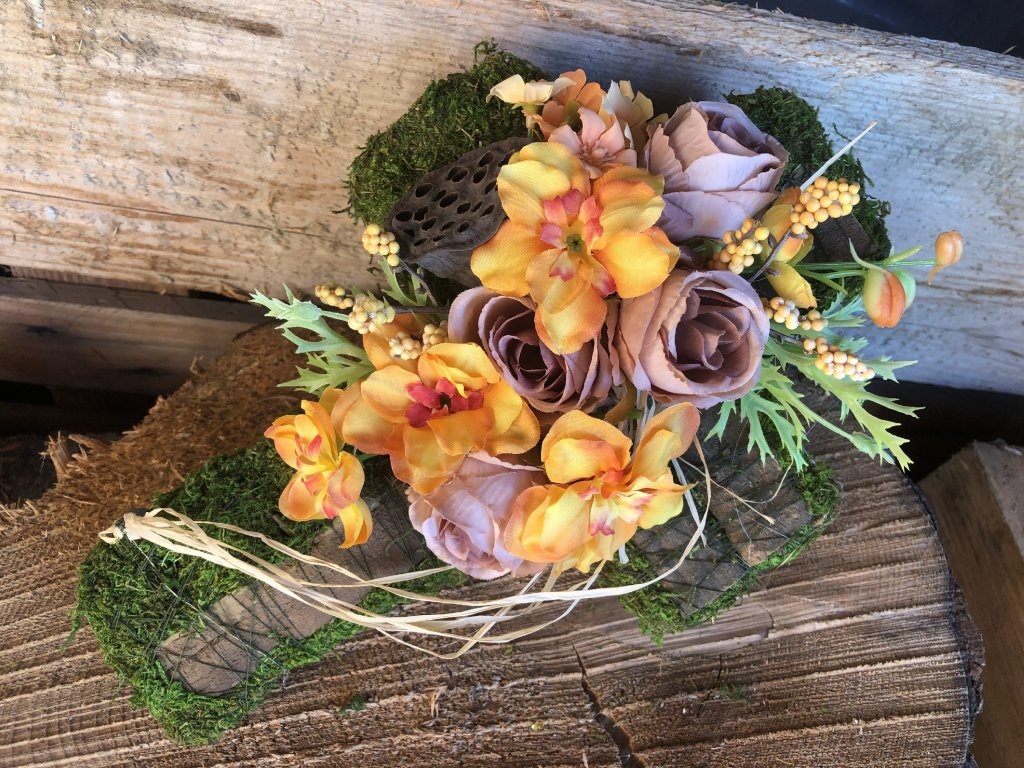 Mechový kříž na hrob oranžové květy 2